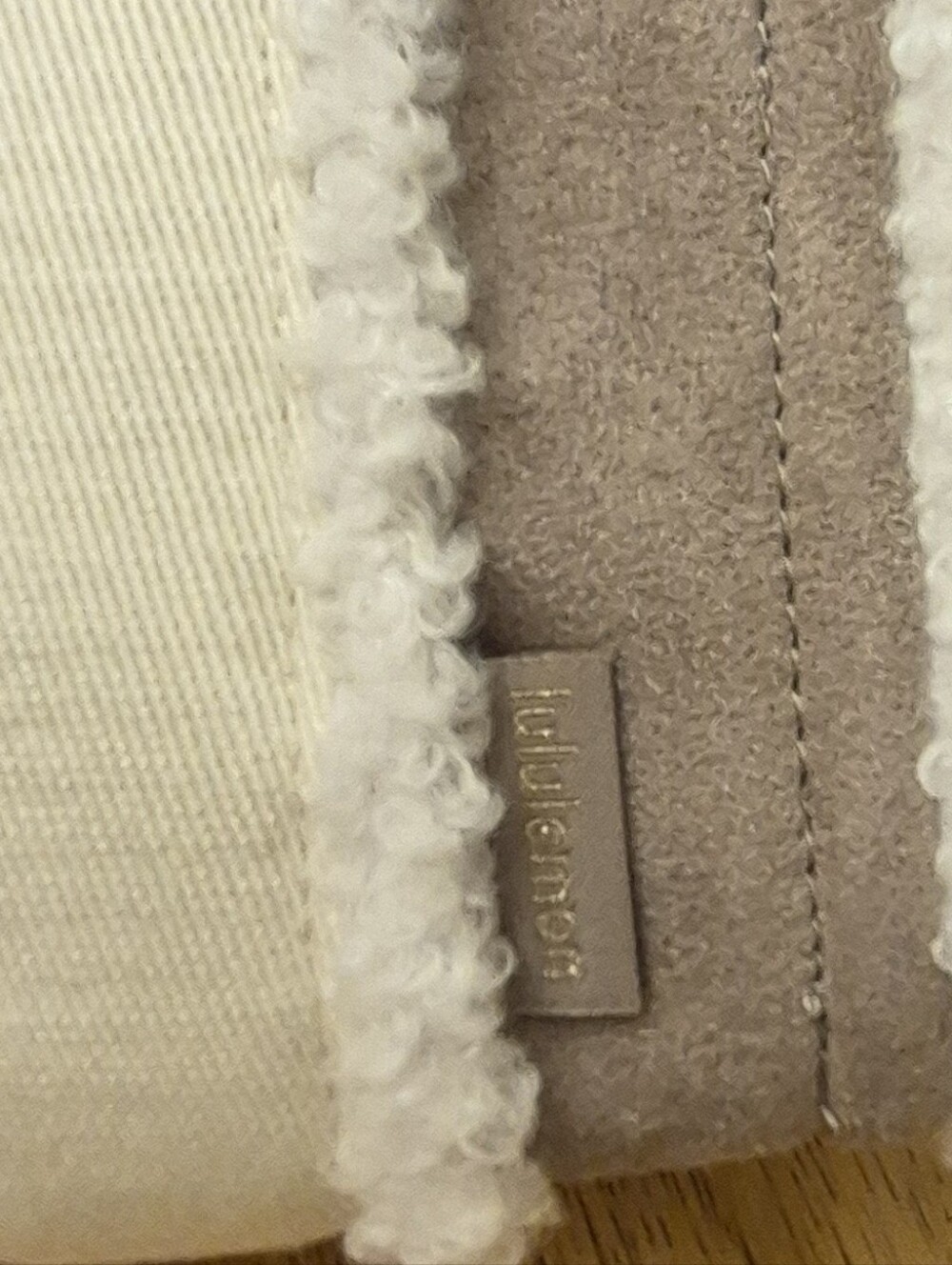 Lululemon Oak Tan Ivory & Gold Hardware Shearling Trim Boxy Tote Bag 4.5L $148 R - Picture 6 of 11
